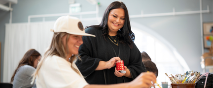 Elevassistent hjälper elev under lektion