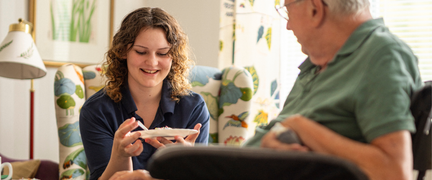 Elev fika med en boende på äldreboende