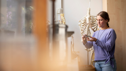 Elev med fossil i handen