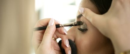Närbild på kund som blir sminkad