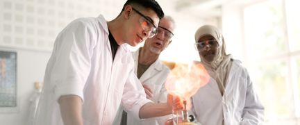 Två elever och en lärare under en laboration