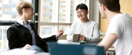 Tre elever samtalar under lektion