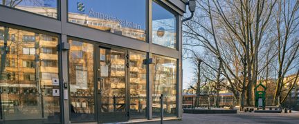 Glasad entré till Annedalsskolan med skolgården till höger