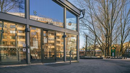 Glasad entré till Annedalsskolan med skolgården till höger