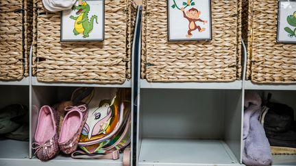 Närbild på några barns fack där deras kläder finns.