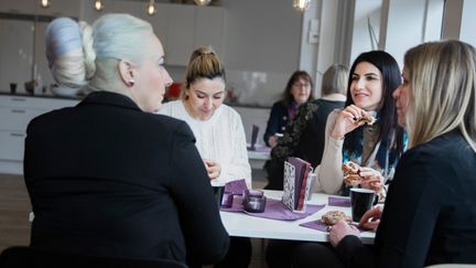 En grupp kollegor sitter runt ett bord