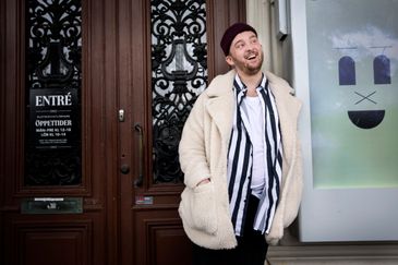 Man framför träport