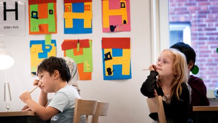Barn i förskoleklass som lysnar