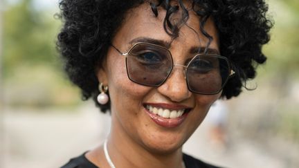 En ung person som ler. 