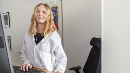 Kvinna ler vid dator