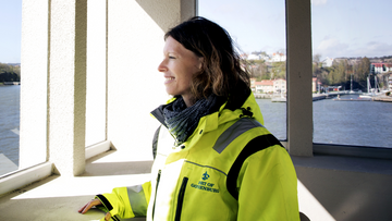 kvinna som ler