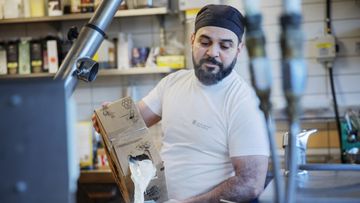 Ett foto av en man i ett storkök.