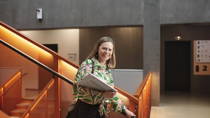 Ett foto av en kvinna med en laptop i famnen.