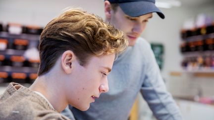 Ung kille med lockigt hår i profil