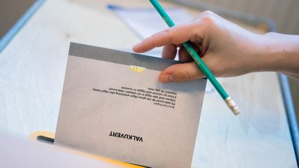 Valkuvert som läggs i valurna.
