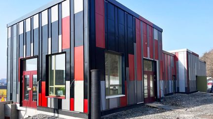 Kafébyggnaden är täckt av överblivna plåtskivor. Foto:Higab