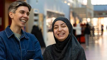 Projektledaren Madde Lundin och Miriam Saidi, en av de unga arrangörerna, ser fram emot Angereds bokmässa den 9–10 maj. Foto: Julia Åhall