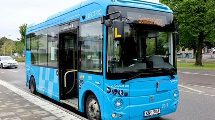 En blå buss.