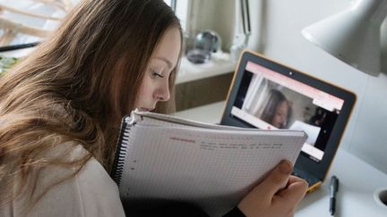 Elev som sitter framför en dator. Foto: Göteborgs Stad