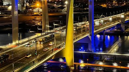 Hisingsbron lyser upp i blågula färger under fotbolls-VM. Foto: Stadsmiljöförvaltningen