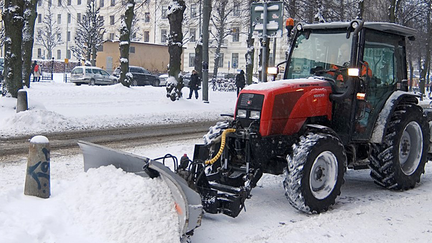 Traktor som skottar snö.