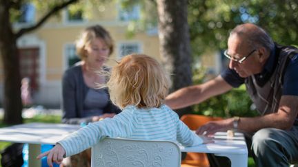 Tre personer som sitter vid ett bod. Foto: Lo Birgersson