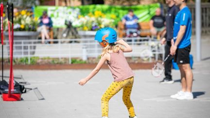 Ett barn som åker rullskridskor. Foto: Fritidsbanken