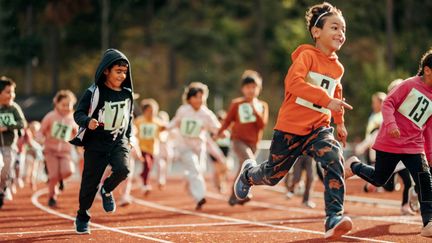 Skolelever som joggar.