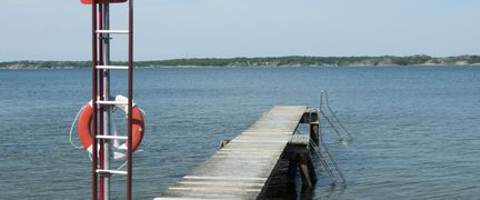 Badbrygga rakt ut i havet vid Tumlehed.