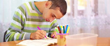 En person färglägger i målarbok.