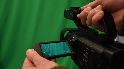 En kamera filmar mot en 