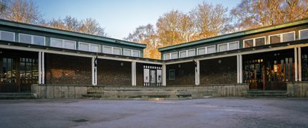 En överblick av Mossebergskolan och skolgården i bakgrunden.