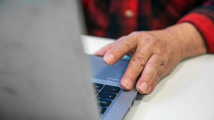 Någon skriver på en laptop