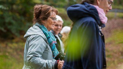 Flera kvinnor promenerar