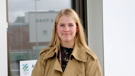 Porträttbild på Emilia som arbetar som socialsekreterare. Hon tittar rakt in i kameran.