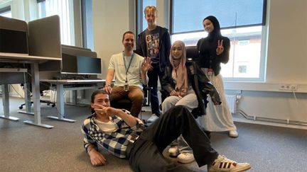 Gruppfoto på sommarjobbarna med sin handledare på kontoret