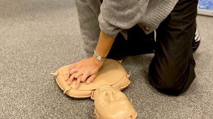 En person gör hjärt- och lungräddning på en docka.