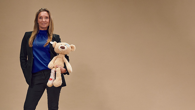 En person som h&aring;ller i en ompl&aring;strad nalle