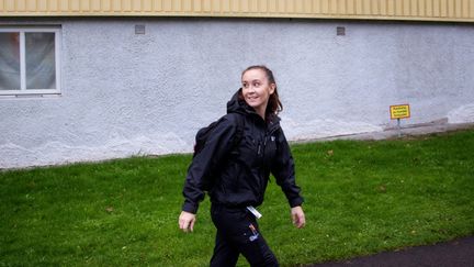 Kvinna som är ute och går ser sig över axeln