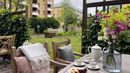 Ett fuppdukat fikabord på bakgården av ett vård- och omsorgsboende.