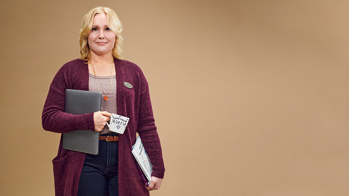 En person h&aring;ller i en mugg med texten morfar p&aring;