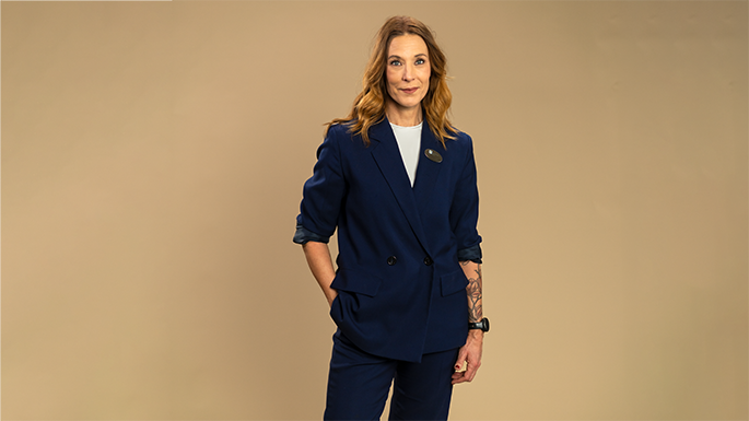 En leende person i kostym