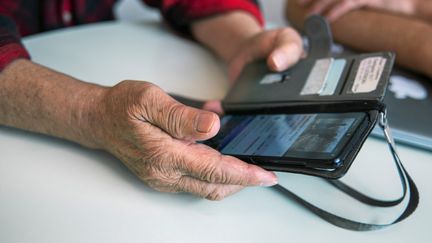 En person tittar på sin mobiltelefon