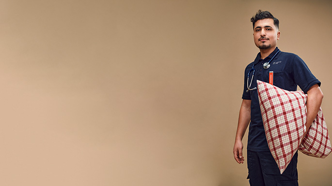 En person med stetoskop h&aring;ller i en kudde