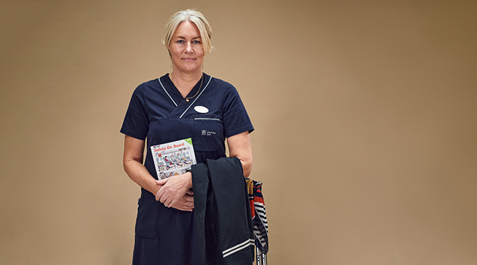 En sjuksk&ouml;terska som h&aring;ller i s&auml;kerhetsf&ouml;reskrifter