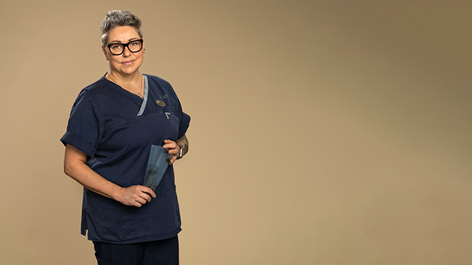 Leende person i bussarong