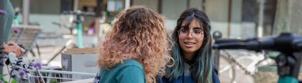 Två kvinnor pratar med varandra på Landala Torg