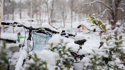 Cyklar under ett tjockt snötäcke.