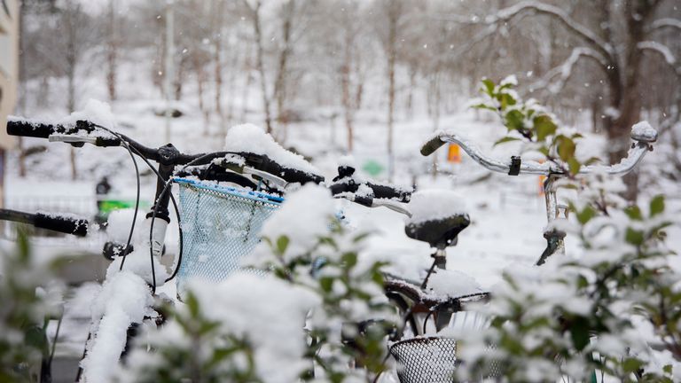 Parkerade cyklar i snön