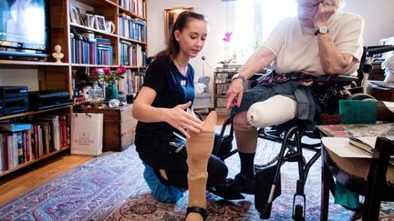 En fysioterapeut hjälper en patient